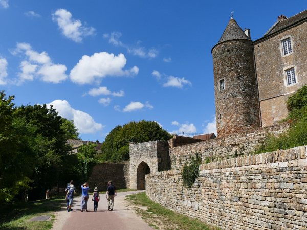 La poterne d'entrée, la tour et le logis de Beaufort