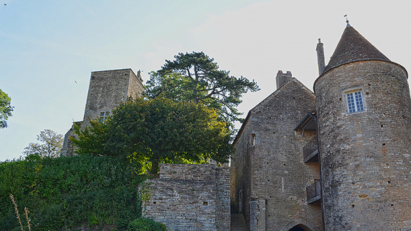 Le logis de Beaufort sur la droite et le donjon en arrière plan à gauche