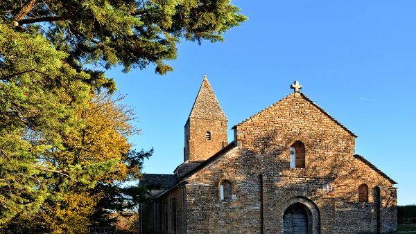 Façade ouest de l'église avec le clocher en arrière plan