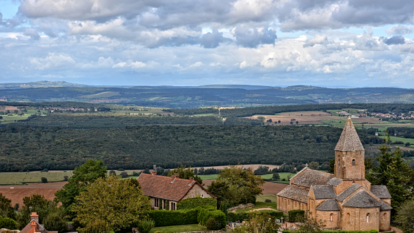 Vue de l'église depuis le château avec en fond la vallée de la Grosne