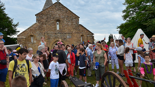 Campement médiéval devant l'église Saint-Pierre