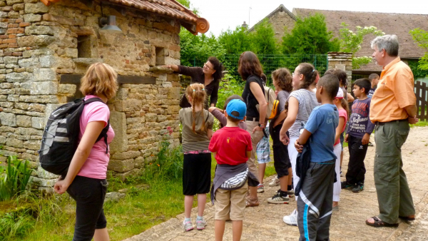 Les élèves découvrent le village, ils sont devant un ancien poulailler