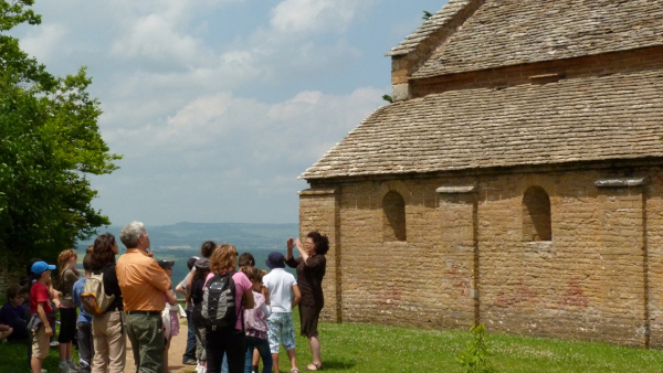 Le groupe d'élèves écoute les explications de notre guide devant l'église Saint-Pierre