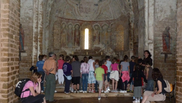 Les élèves regardent les peintures murales du choeur de l'église Saint-Pierre