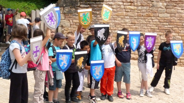 Les élèves brandissent le blason qu'ils ont réalisé au cours de l'atelier héraldique