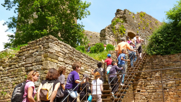 Les élèves gravissent l'escalier qui les rapproche de la haute cour et du donjon