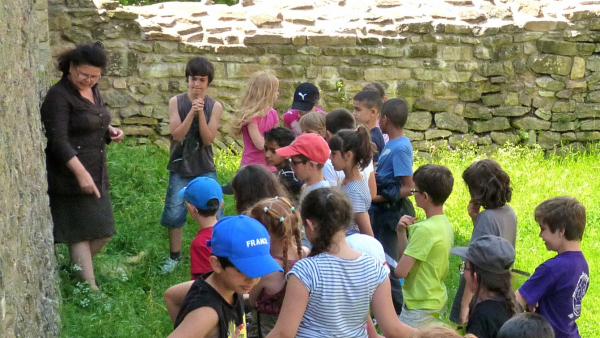 Les élèves découvrent les maçonneries en opus spicatum du logis de l'An Mil, juste au pied du donjon