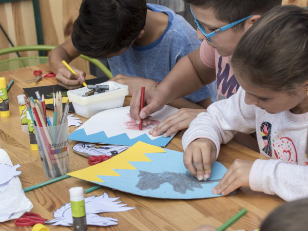 Enfants fabriquant un blason avec des armoiries