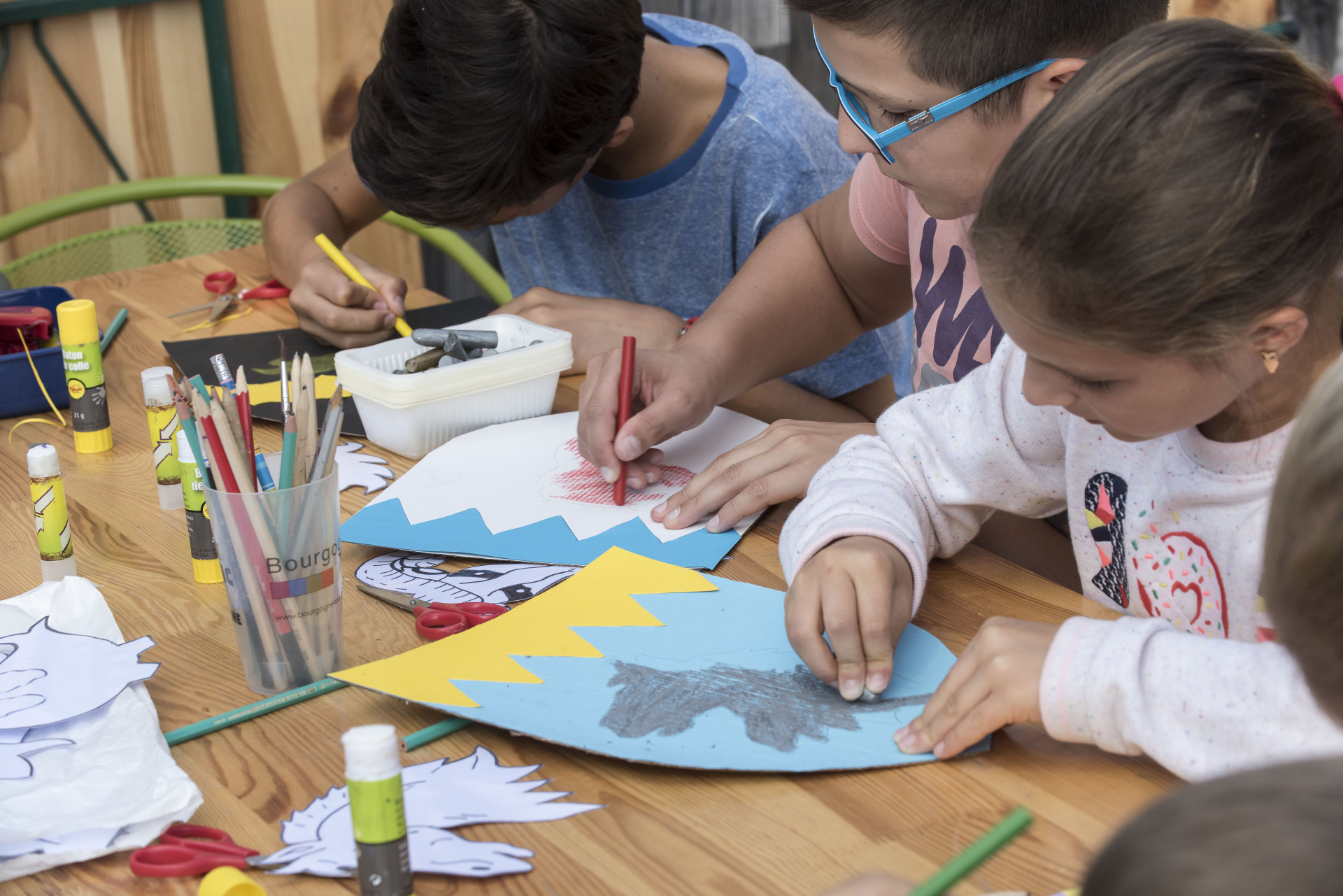 Enfants fabriquant un blason armorié