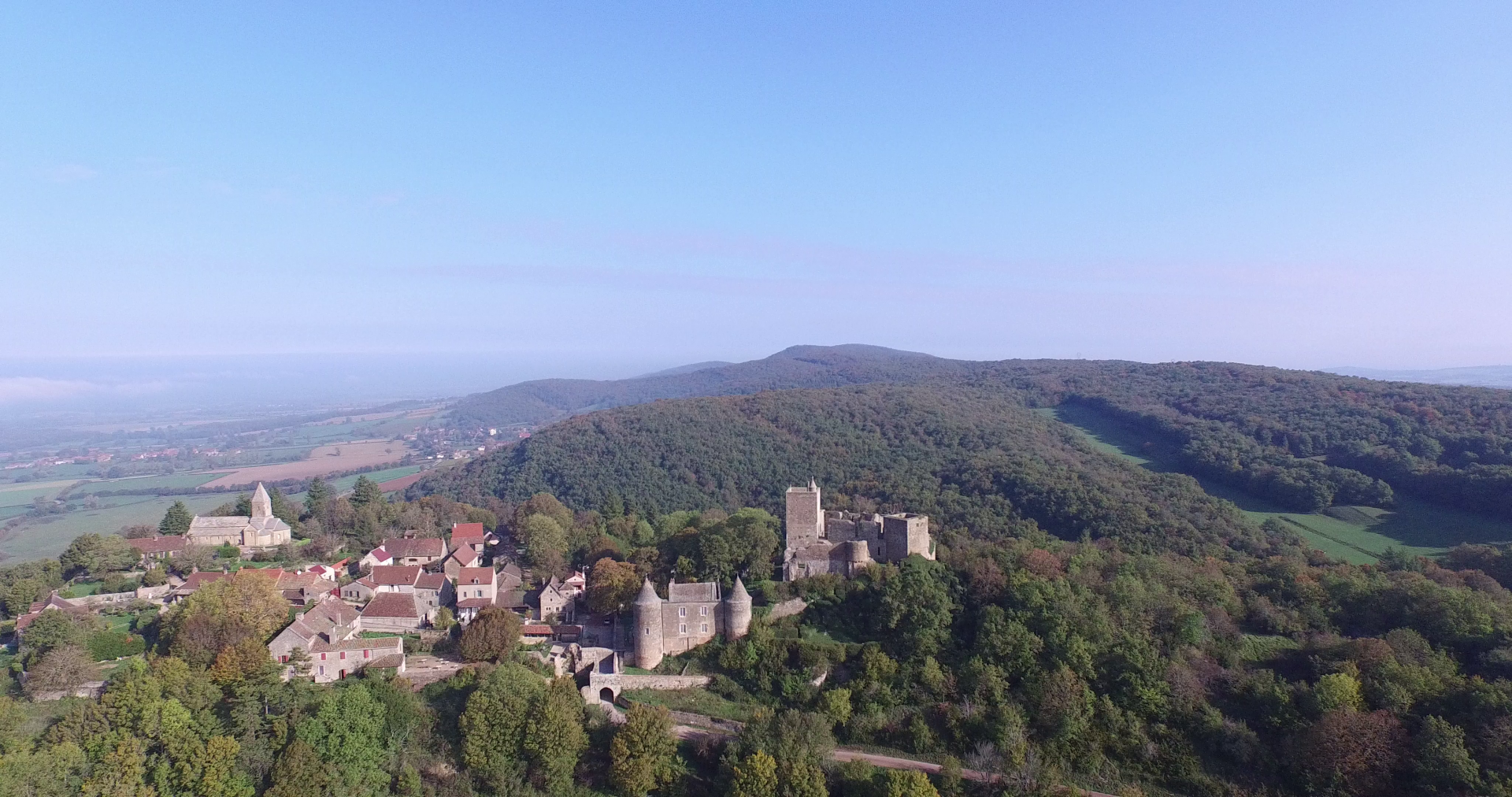 Vue aérienne du site médiéval de Brancion
