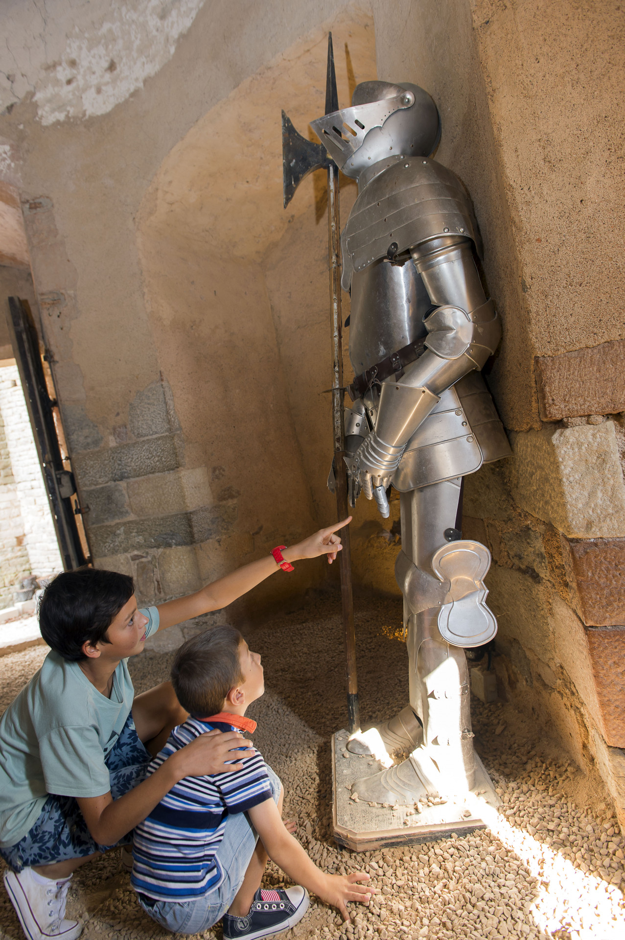 Deux enfants devant une armure à Brancion