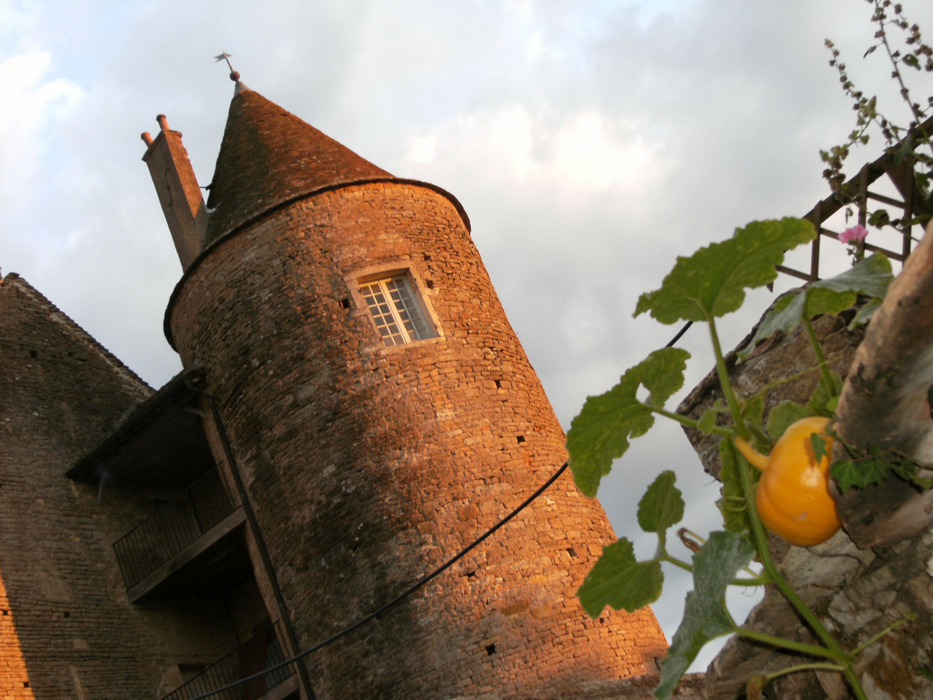 La tour de Beaufort avec un potiron au premier plan