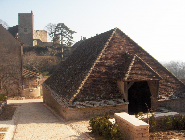 La halle avec le donjon en arrière plan