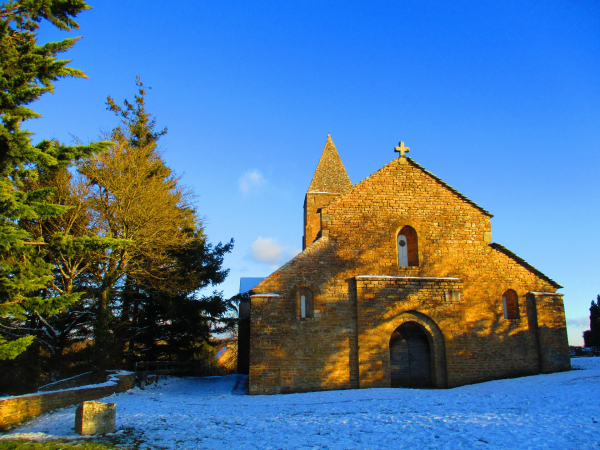 L'église Saint-Pierre sous la neige : le porche au premier plan et le clocher en arrière plan