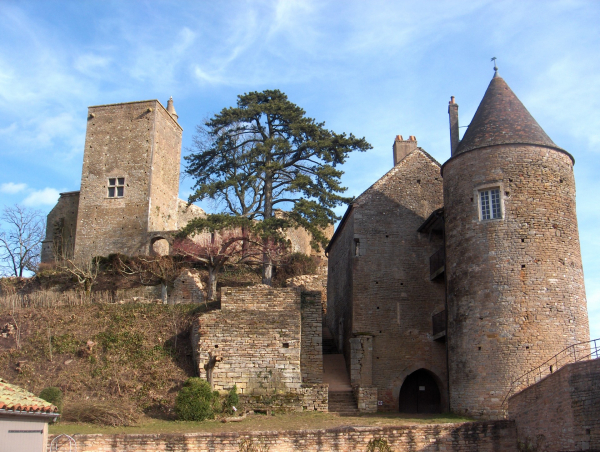 Le donjon à gauche et le logis de Beaufort à droite