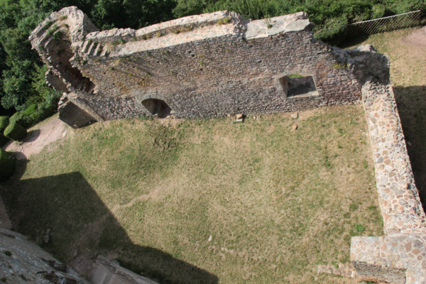 Logis de l'an mil au château de Brancion