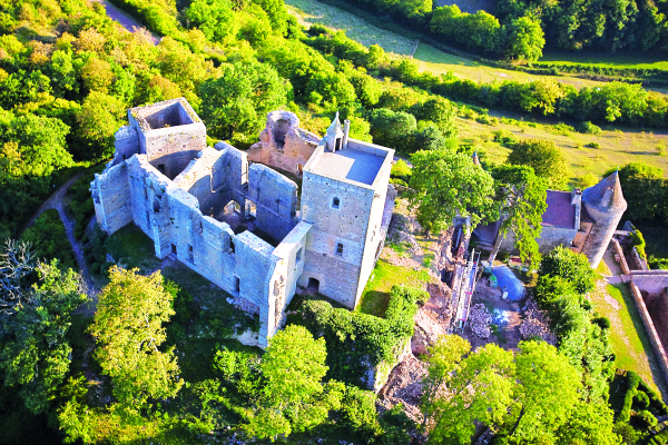 Vue aérienne de la façade Nord du logis de Beaujeu et du donjon